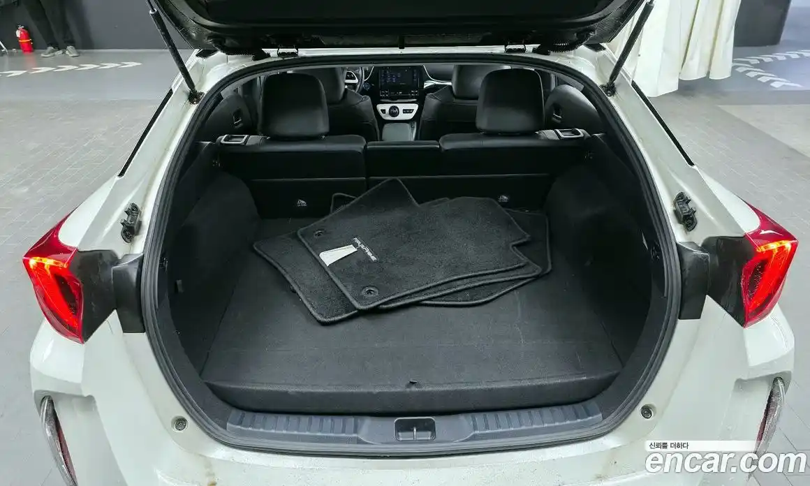 Toyota Prius 2018 1.8 Автомат в Москве № 170294, фото 15