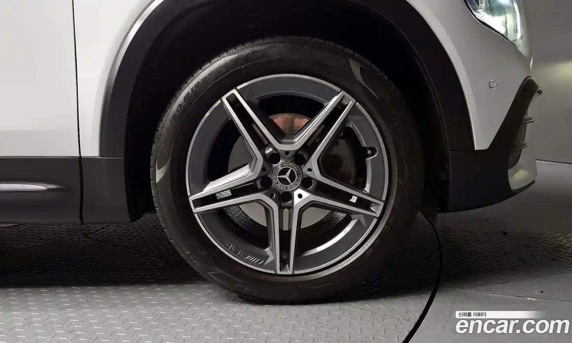 Mercedes-Benz GLB-Class 2021 2.0 Автомат в Москве № 140508, фото 1