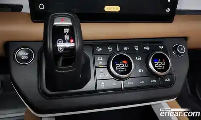 Land Rover Defender, 2025