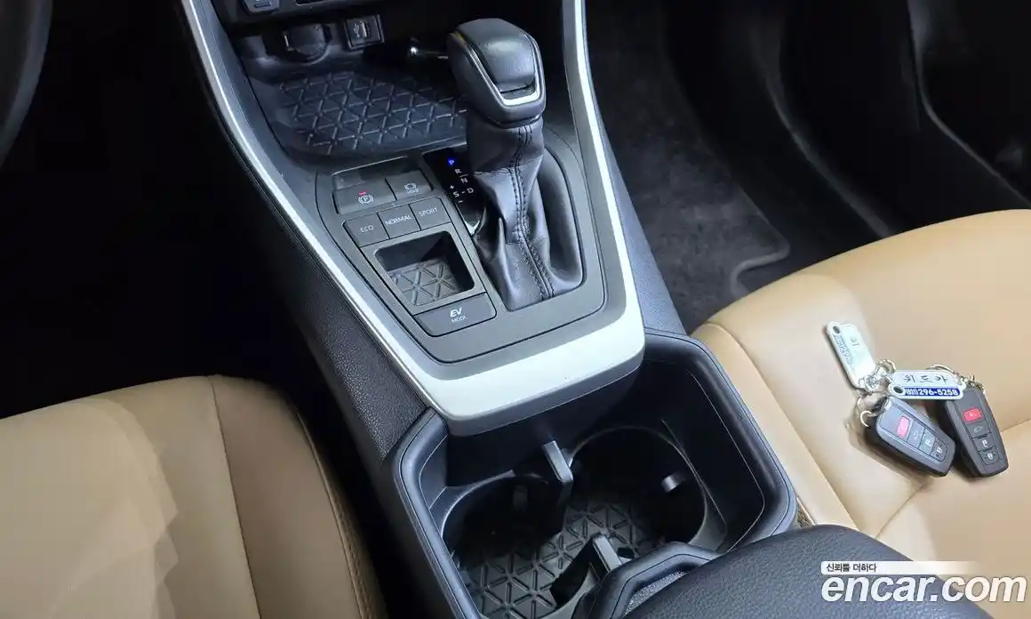 Toyota RAV4 2023 2.5 Автомат в Москве № 170215, фото 7