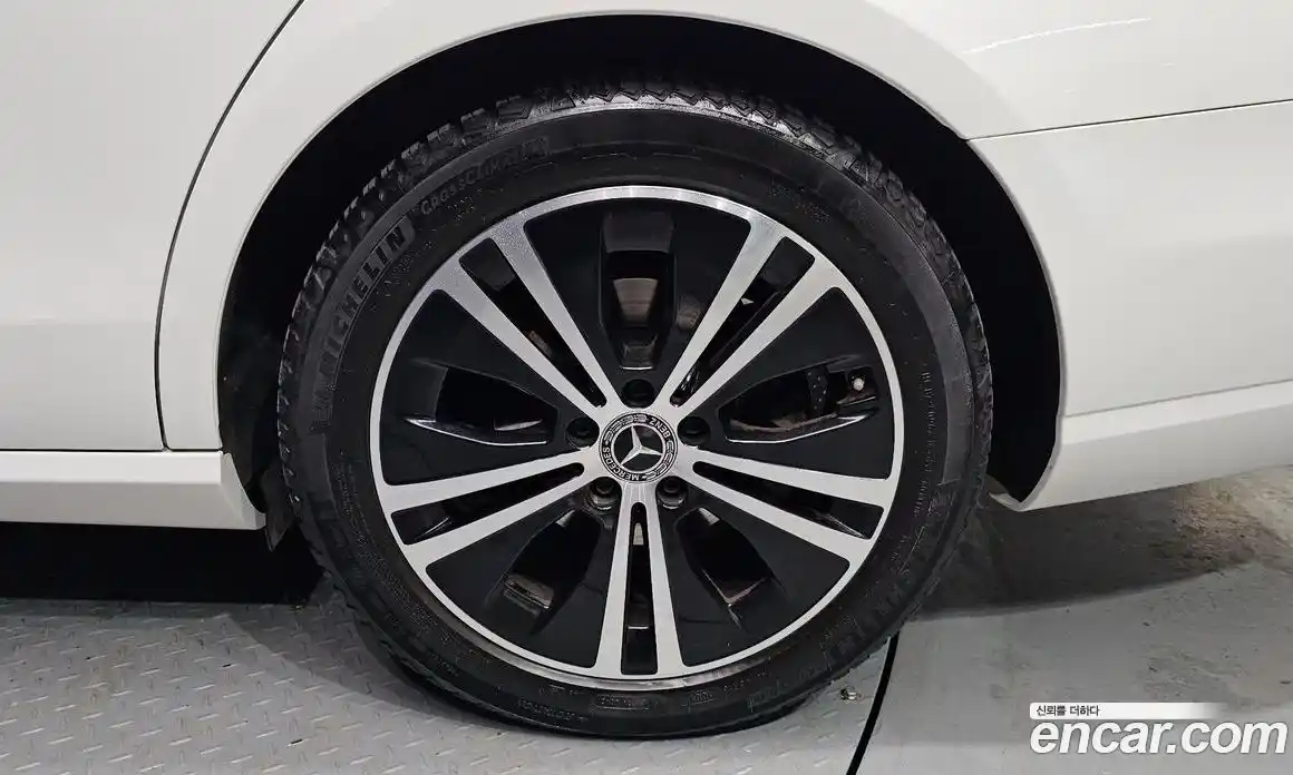 Mercedes-Benz E-Class 2021 2.0 Автомат в Москве № 212001, фото 1