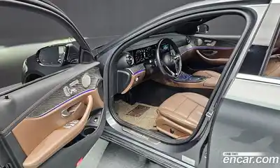 Mercedes-Benz E-Class 2023 2.0 Автомат в Москве № 194335, миниатюра 3