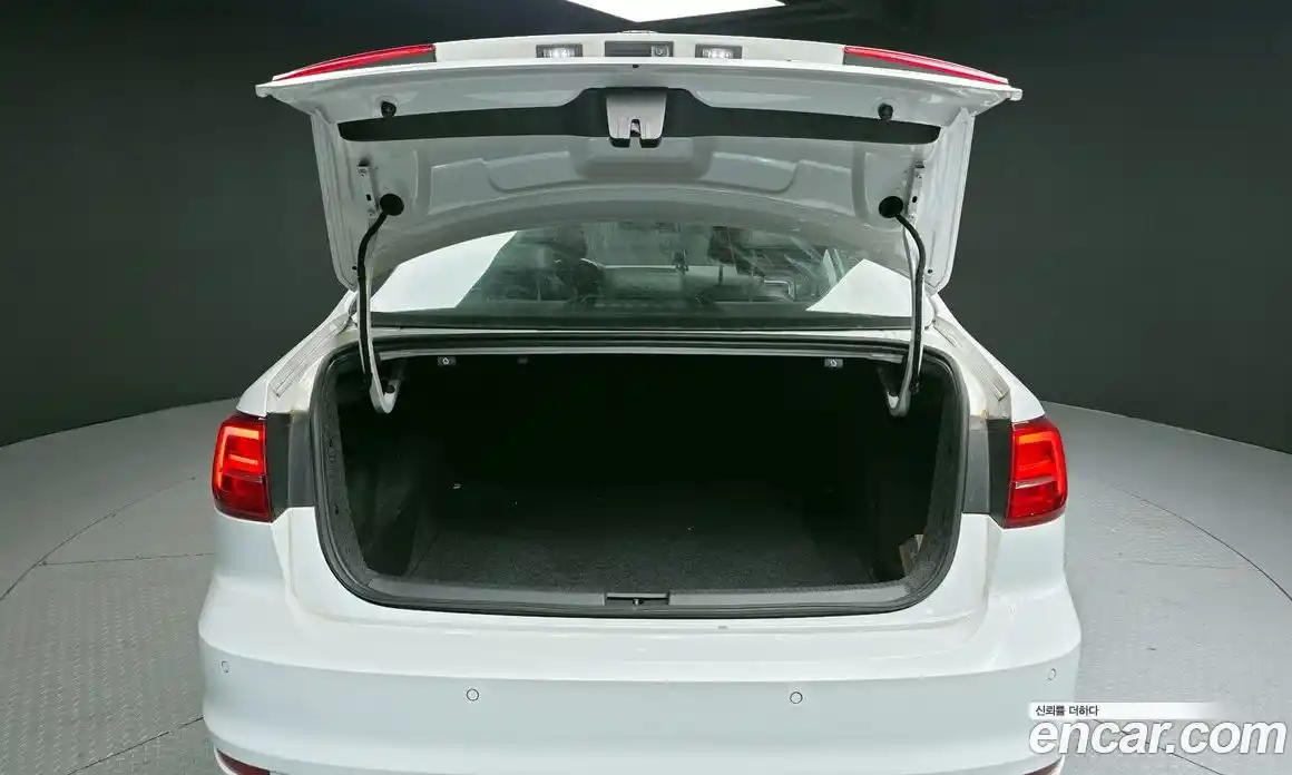 Volkswagen Jetta 2016 2.0 Автомат в Москве № 153765, фото 4