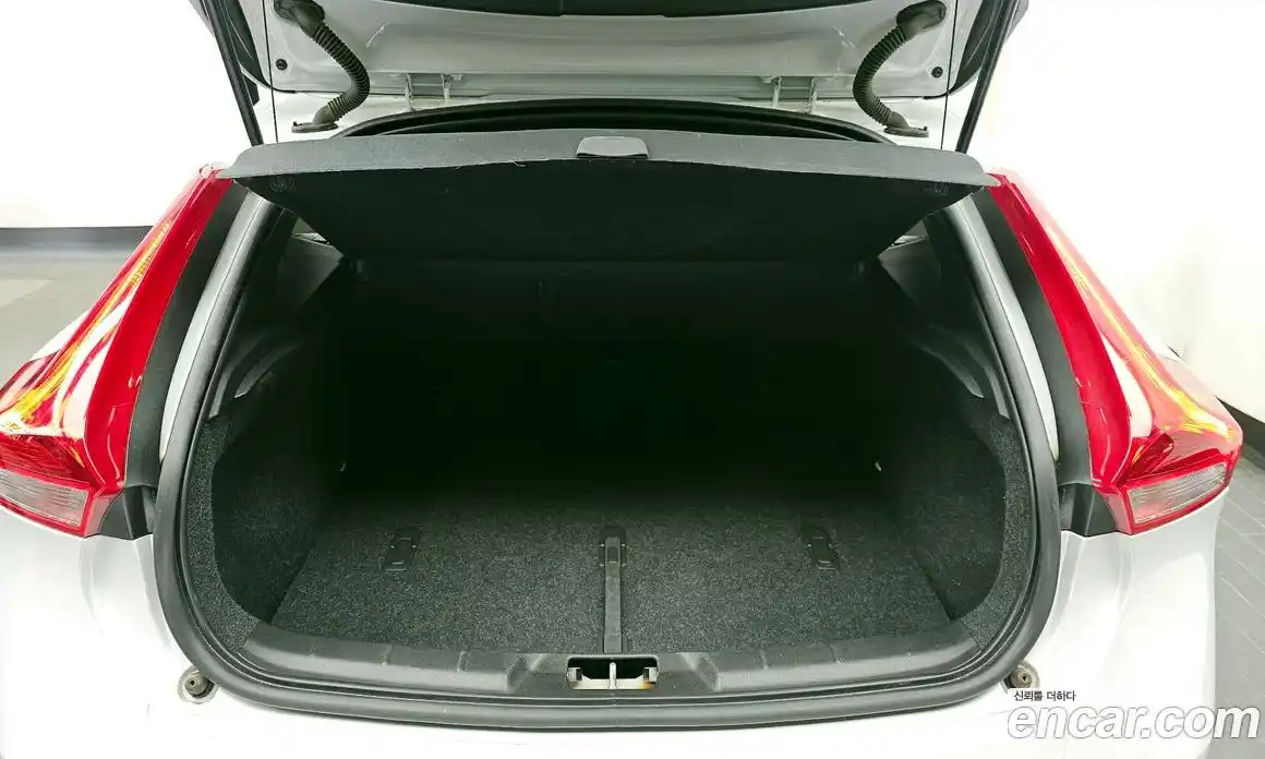 Volvo V40 2018 2.0 Автомат в Москве № 155373, фото 3