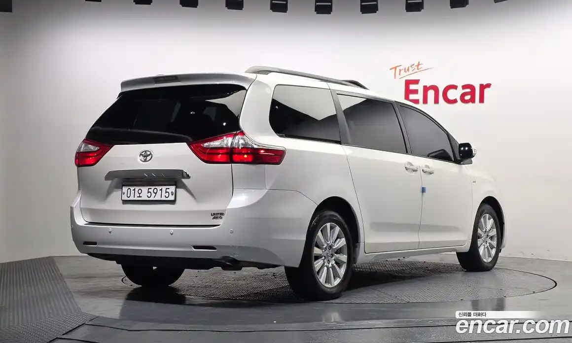 Toyota Sienna 2017 3.5 Автомат в Москве № 199617, фото 14