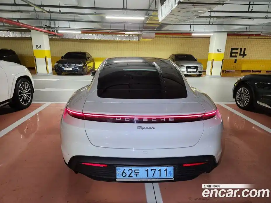 Porsche Taycan 2023 0.1 Автомат в Москве № 209200, фото 11