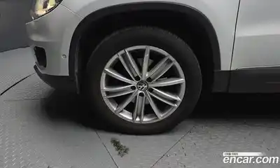 Volkswagen Tiguan 2014 2.0 Автомат в Москве № 232175, миниатюра 3