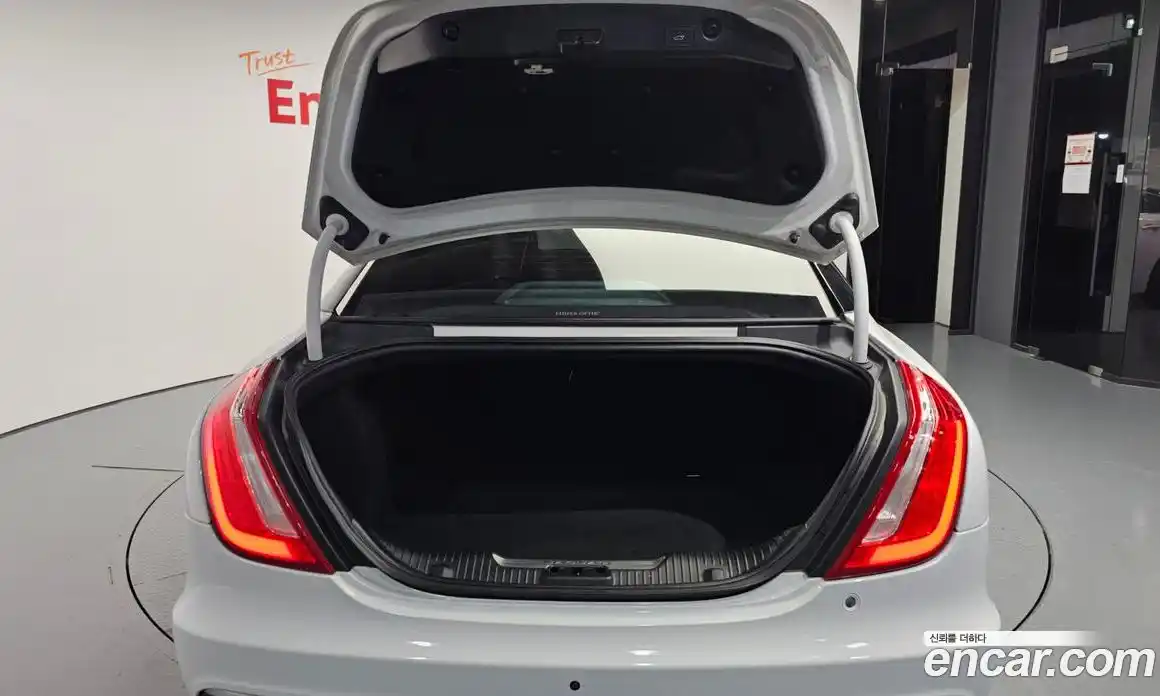 Jaguar XJ 2017 3.0 Автомат в Москве № 305048, фото 16