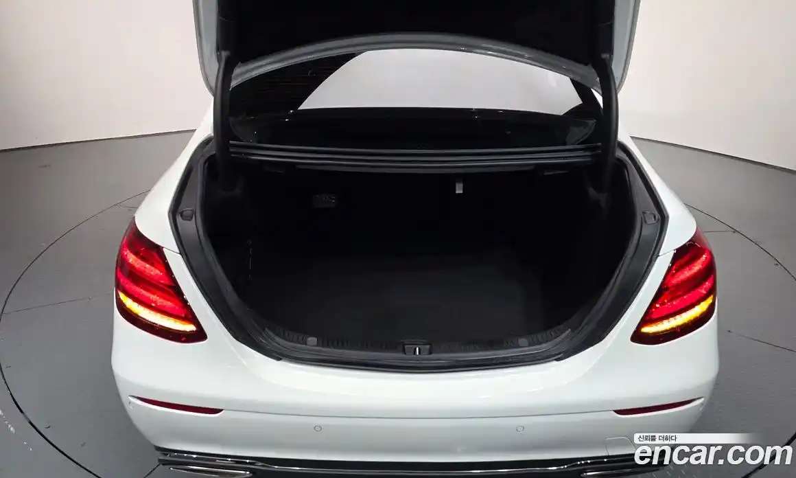 Mercedes-Benz E-Class 2017 2.0 Автомат в Москве № 136655, фото 12