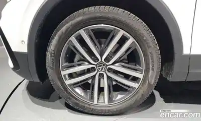 Volkswagen Tiguan 2023 2.0 Автомат в Москве № 198921, миниатюра 3