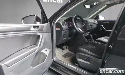 Volkswagen Tiguan 2023 2.0 Автомат в Москве № 199043, миниатюра 7