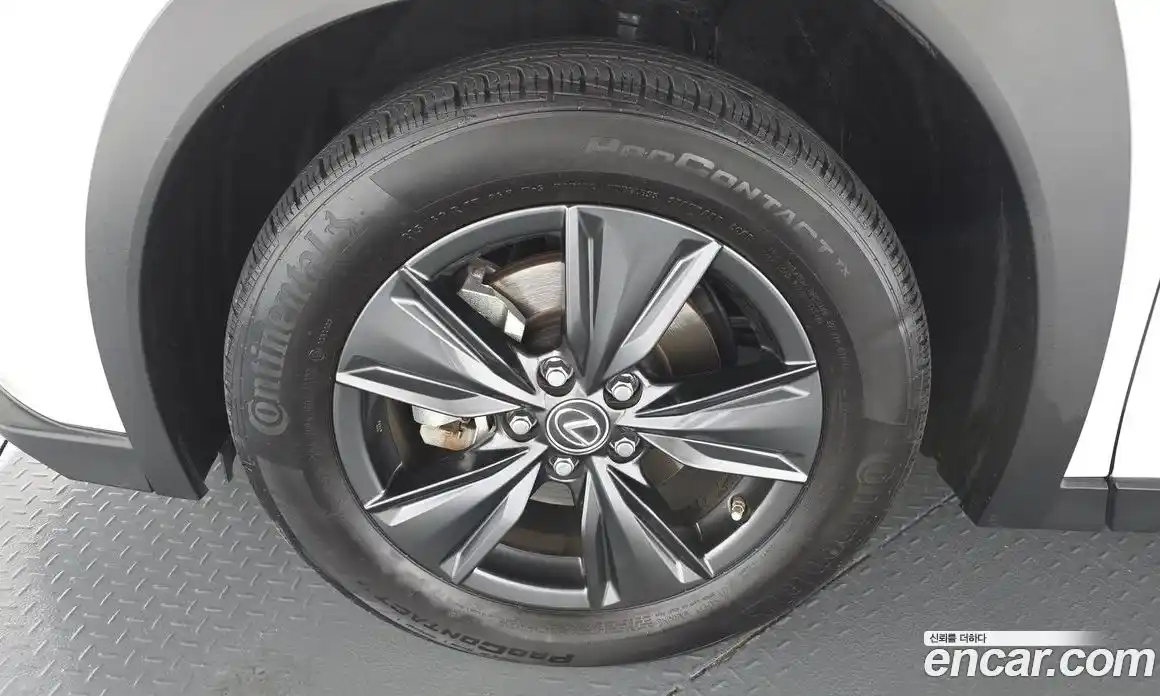 Lexus UX 2024 2.0 Автомат в Москве № 168015, фото 8