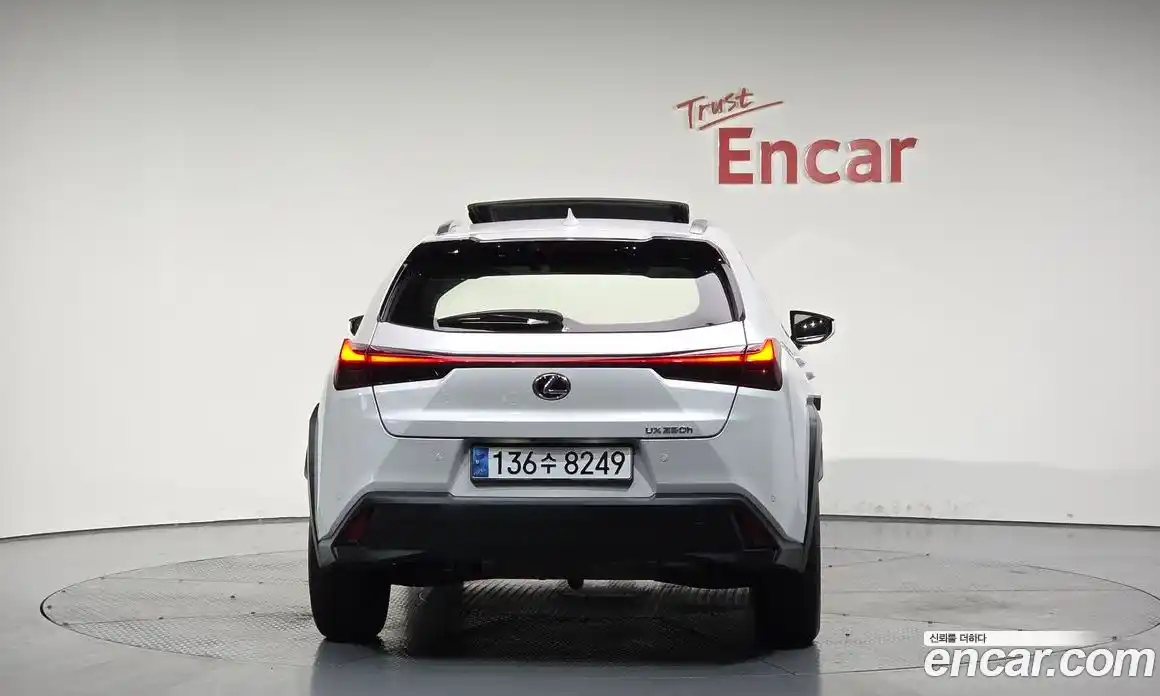 Lexus UX 2024 2.0 Автомат в Москве № 168015, фото 9