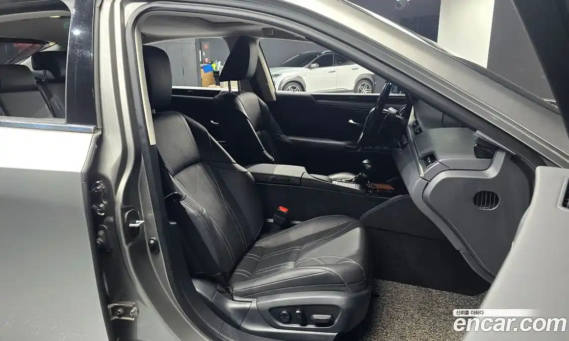 Lexus ES 2020 2.5 Автомат в Москве № 214612, фото 9