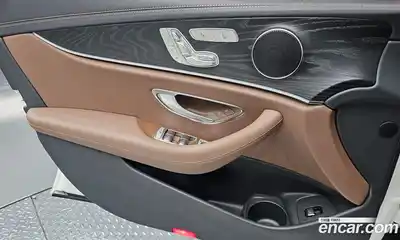 Mercedes-Benz E-Class 2023 2.0 Автомат в Москве № 206649, миниатюра 2