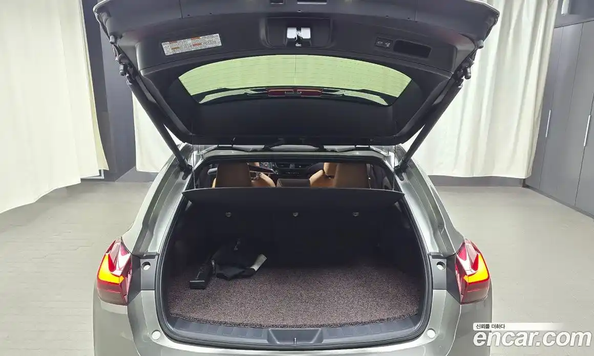 Lexus UX 2023 2.0 Автомат в Москве № 275434, фото 17