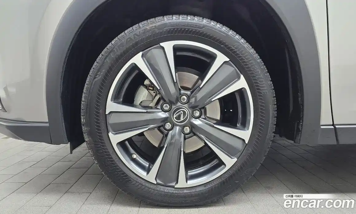 Lexus UX 2023 2.0 Автомат в Москве № 275434, фото 19