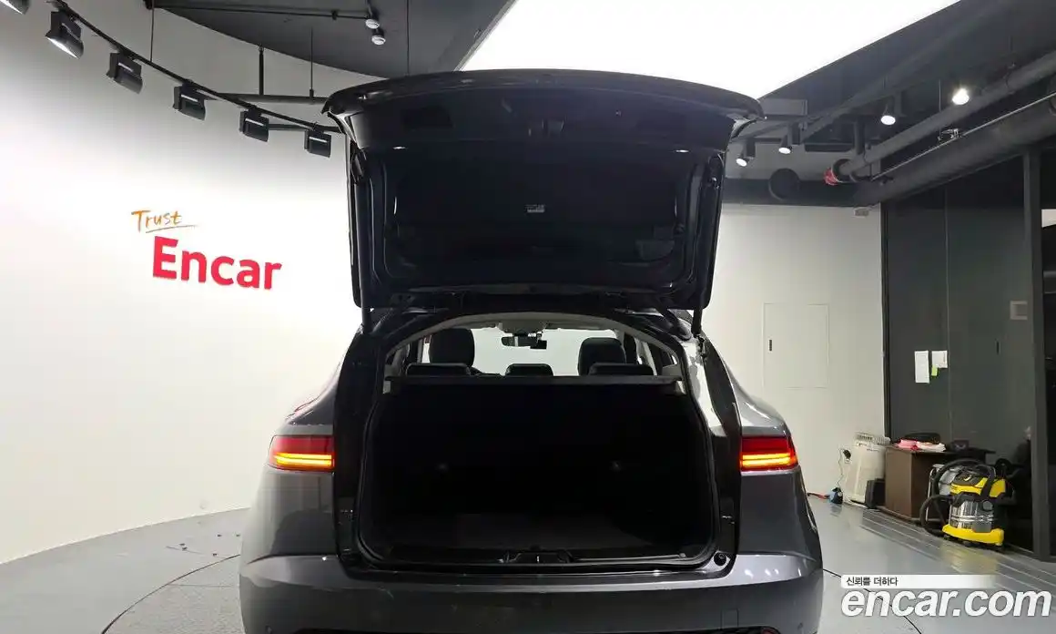 Jaguar E-Pace 2018 2.0 Автомат в Москве № 256080, фото 10