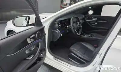 Mercedes-Benz E-Class 2022 2.0 Автомат в Москве № 138907, миниатюра 4