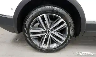 Volkswagen Tiguan 2023 2.0 Автомат в Москве № 199030, миниатюра 4