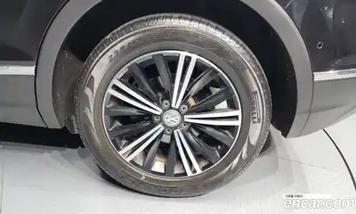 Volkswagen Tiguan 2018 2.0 Автомат в Москве № 215281, миниатюра 2