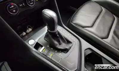 Volkswagen Tiguan 2018 2.0 Автомат в Москве № 215281, миниатюра 5