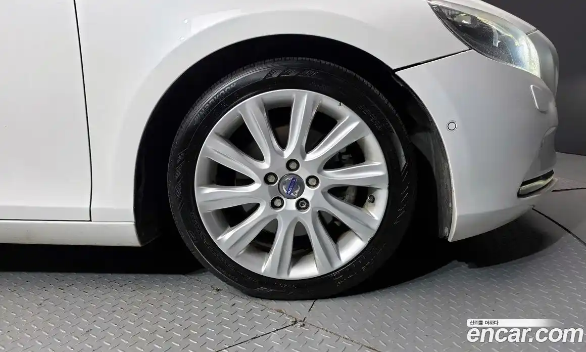 Volvo V40 2015 1.6 Автомат в Москве № 326089, фото 15