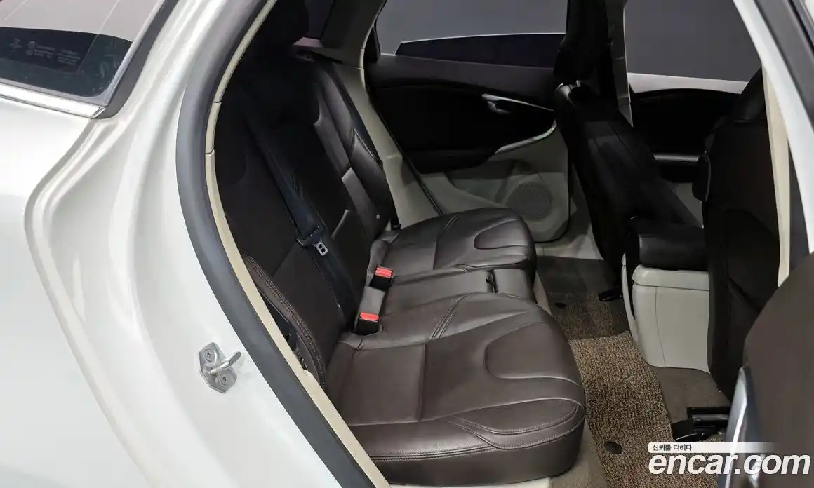 Volvo V40 2015 1.6 Автомат в Москве № 326089, фото 16