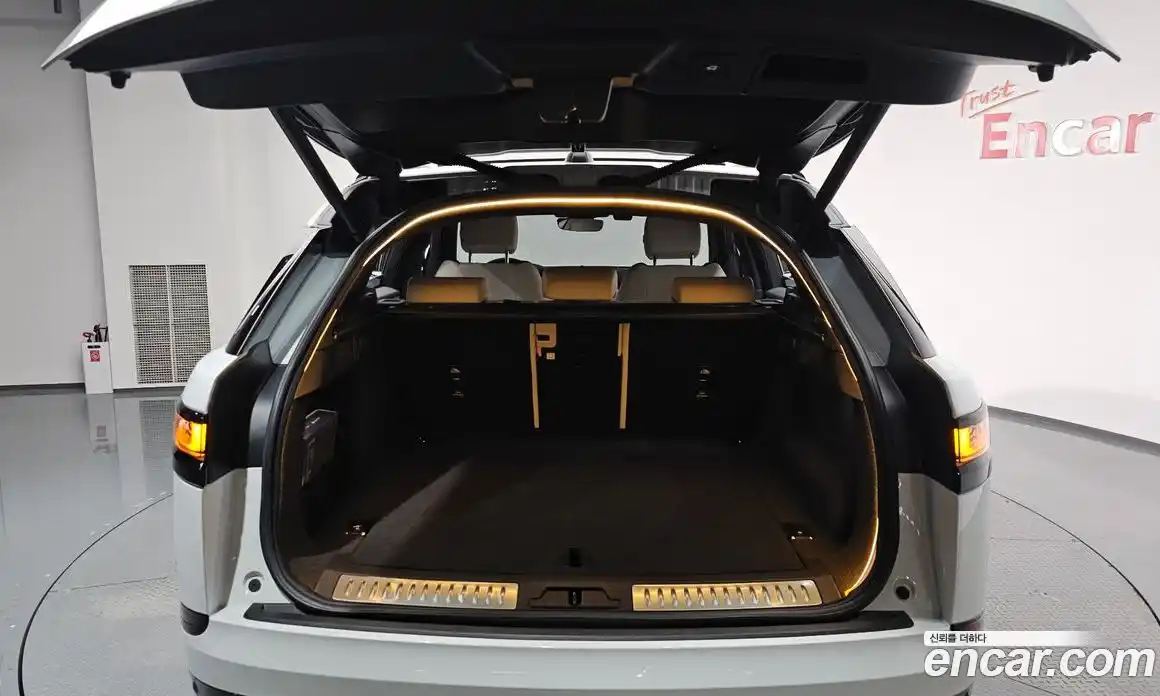 Land Rover Range-Rover Velar 2023 2.0 Автомат в Москве № 198105, фото 19