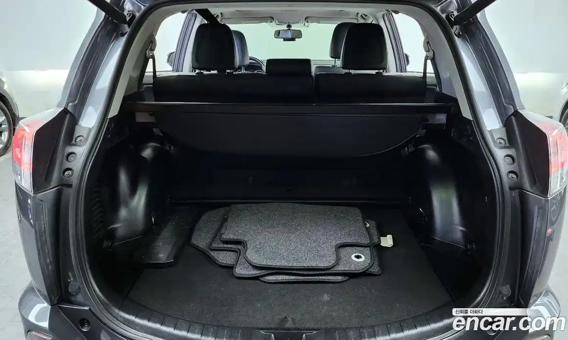 Toyota RAV4 2017 2.5 Автомат в Москве № 199697, фото 11