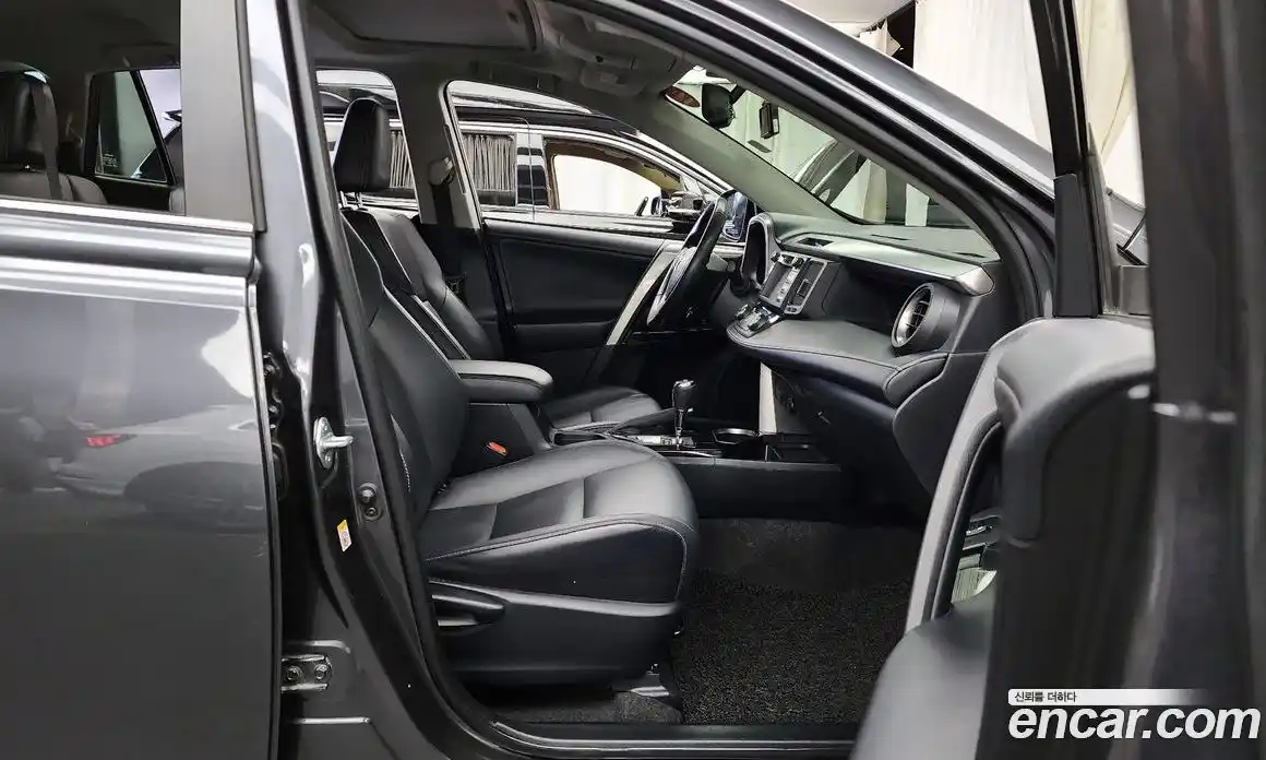 Toyota RAV4 2017 2.5 Автомат в Москве № 199697, фото 16