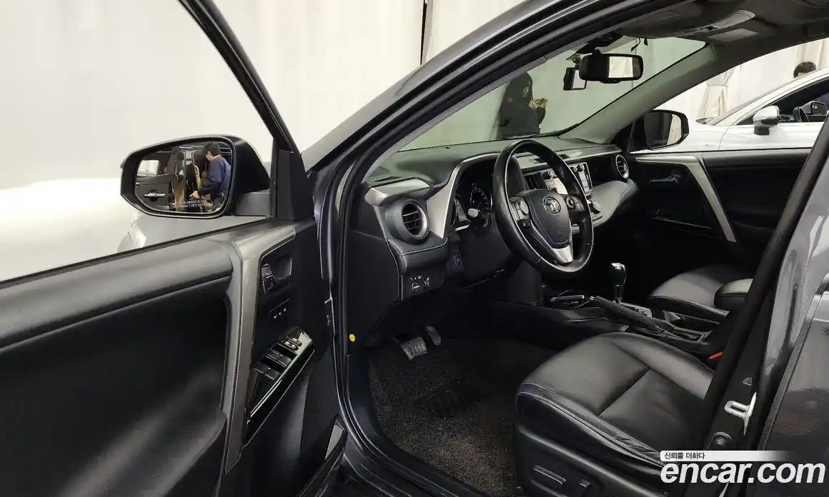 Toyota RAV4 2017 2.5 Автомат в Москве № 199697, фото 19