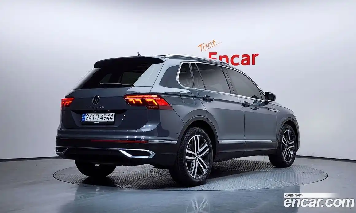 Volkswagen Tiguan 2022 2.0 Автомат в Москве № 215070, фото 1