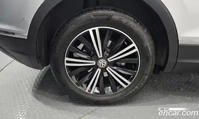 Volkswagen Tiguan 2020 2.0 Автомат в Москве № 215293, миниатюра 2