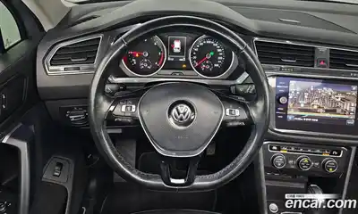 Volkswagen Tiguan 2020 2.0 Автомат в Москве № 215293, миниатюра 3