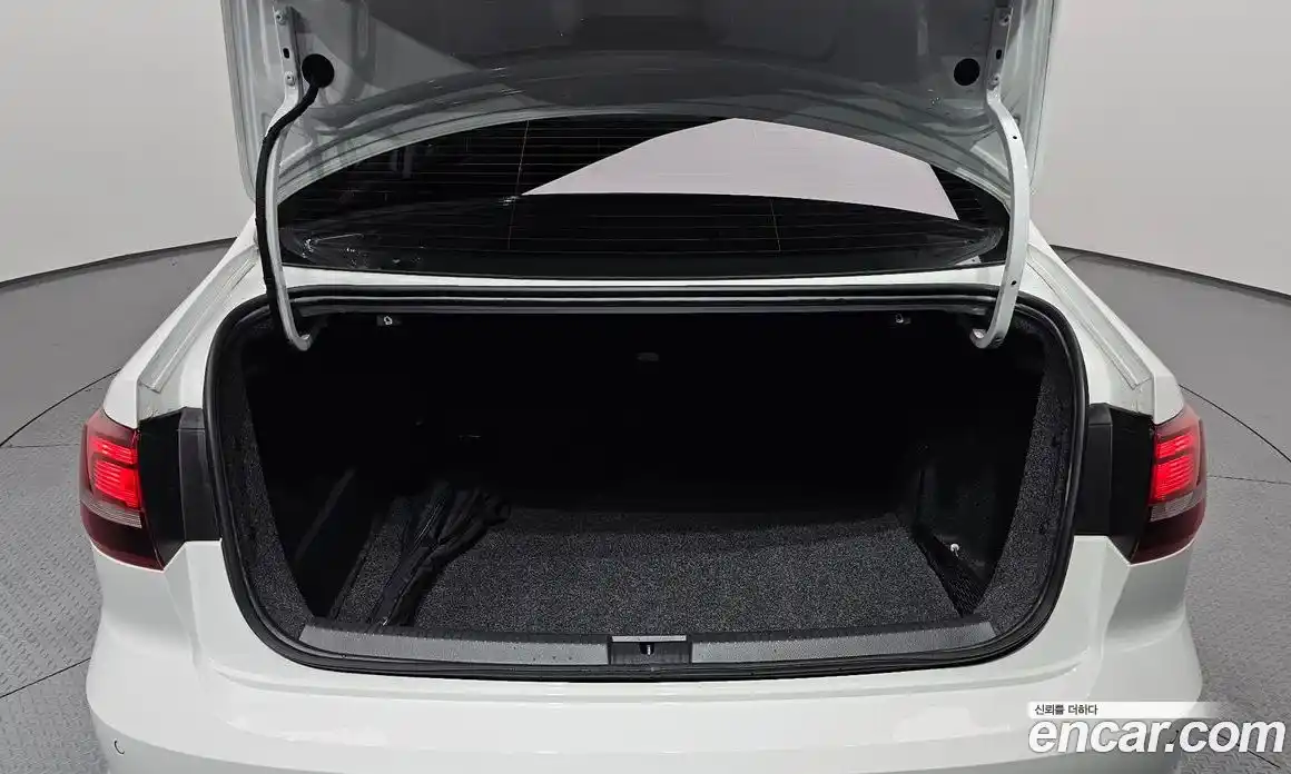 Volkswagen Jetta 2016 2.0 Автомат в Москве № 232128, фото 17