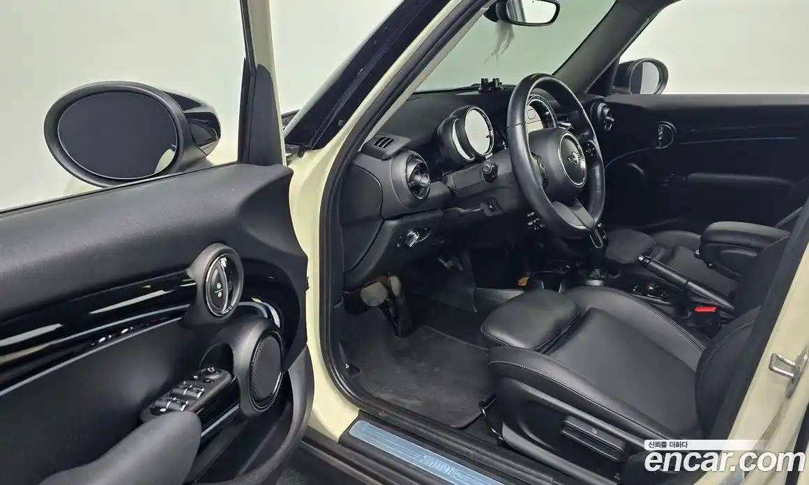 Mini Cooper 2023 1.5 Автомат в Москве № 328951, фото 2