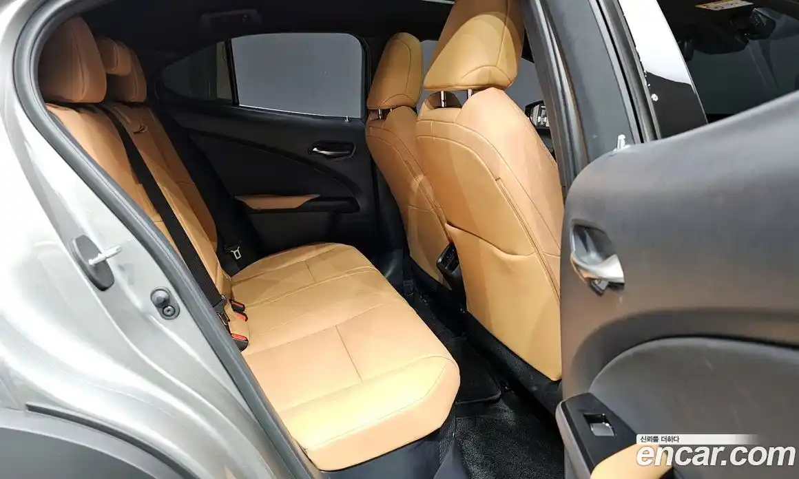 Lexus UX 2024 2.0 Автомат в Москве № 168017, фото 4