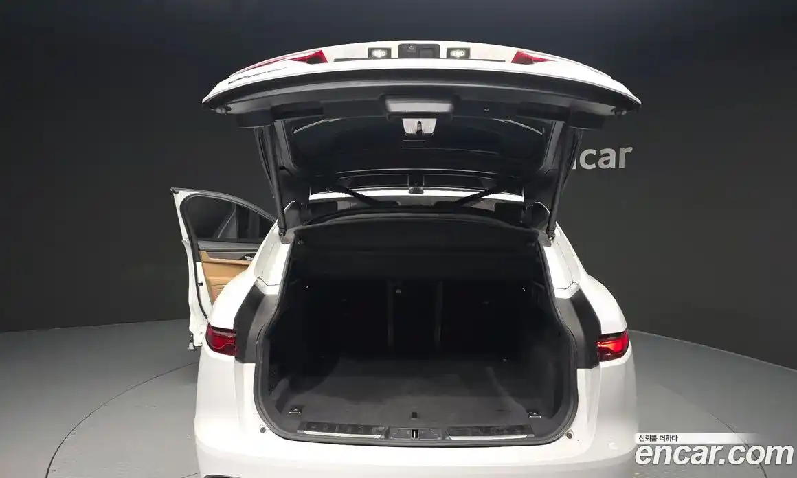 Jaguar F-Pace 2023 2.0 Автомат в Москве № 331359, фото 17