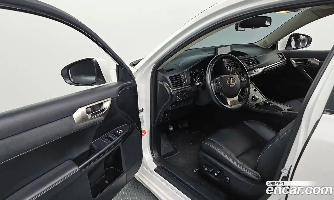 Lexus CT200h 2018 1.8 Автомат в Москве № 167981, фото 13