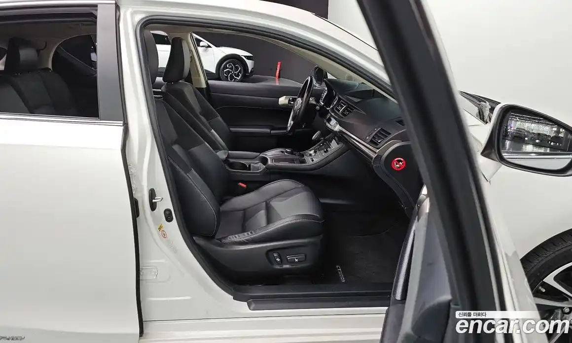 Lexus CT200h 2018 1.8 Автомат в Москве № 167981, фото 5