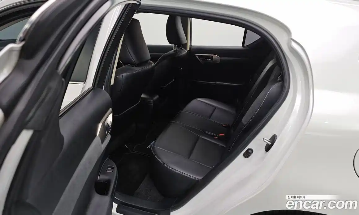 Lexus CT200h 2018 1.8 Автомат в Москве № 167981, фото 10