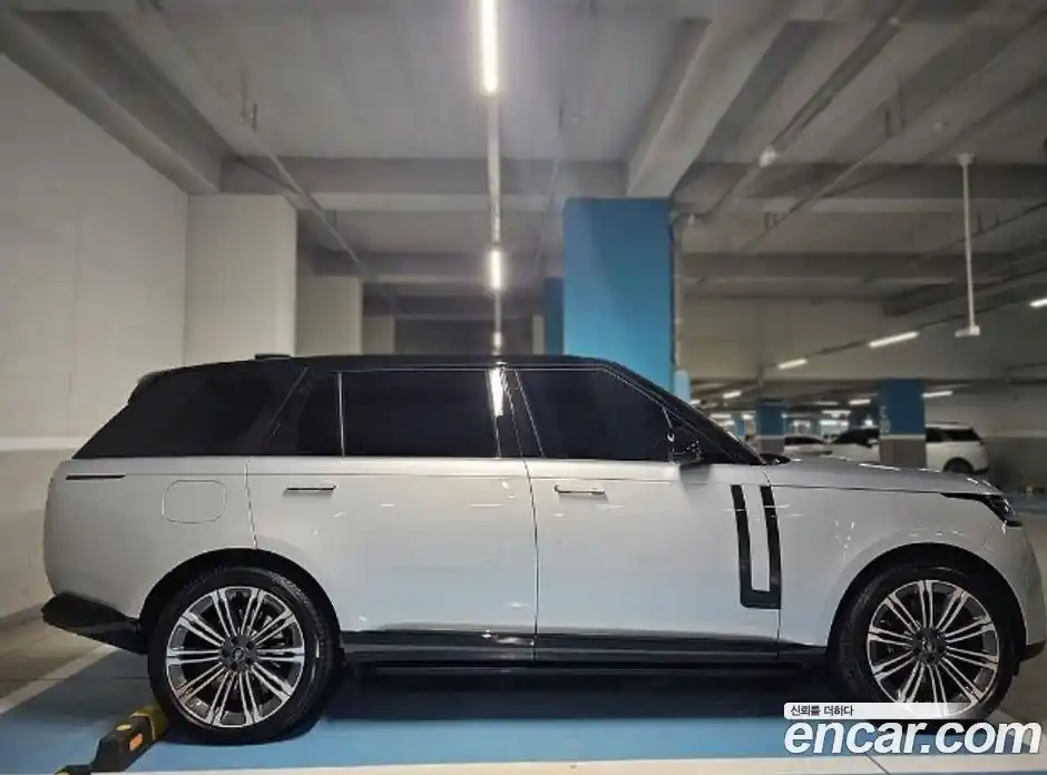 Land Rover Range-Rover 2023 4.4 Автомат в Москве № 231333, фото 11