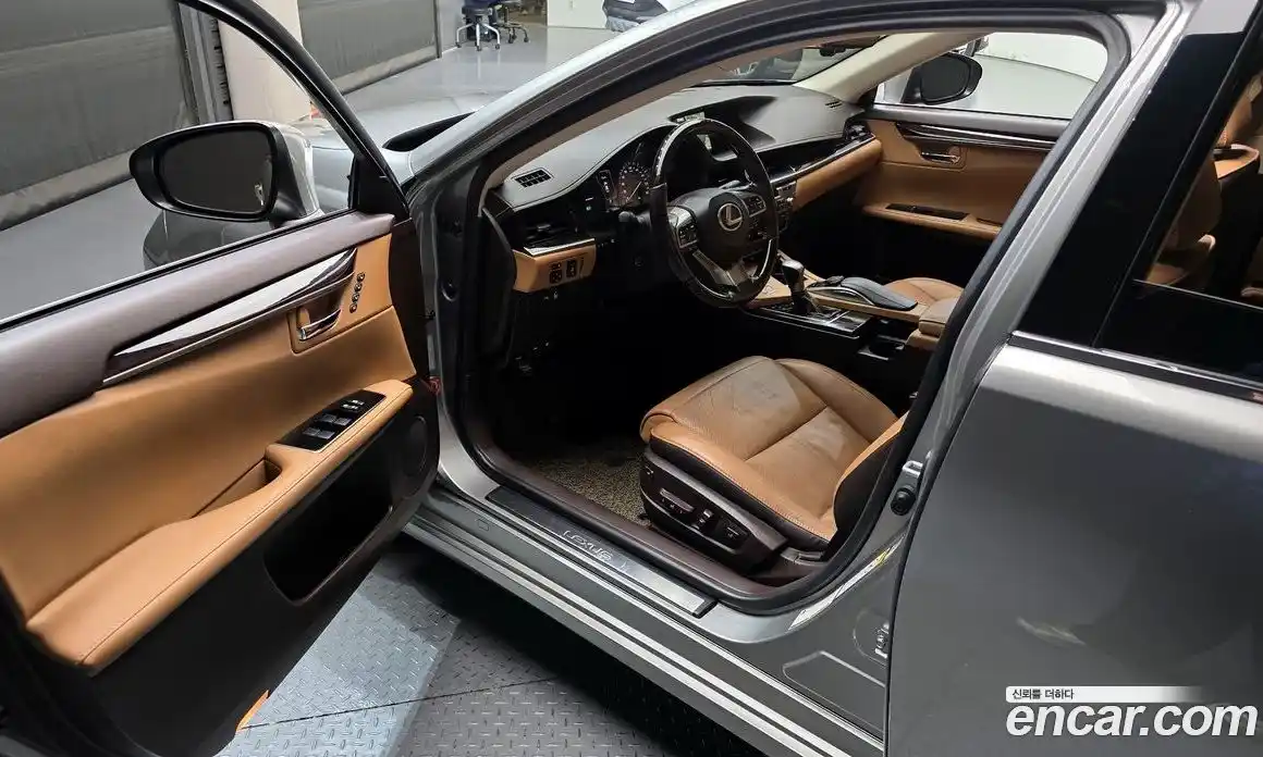 Lexus ES 2018 2.5 Автомат в Москве № 275671, фото 13