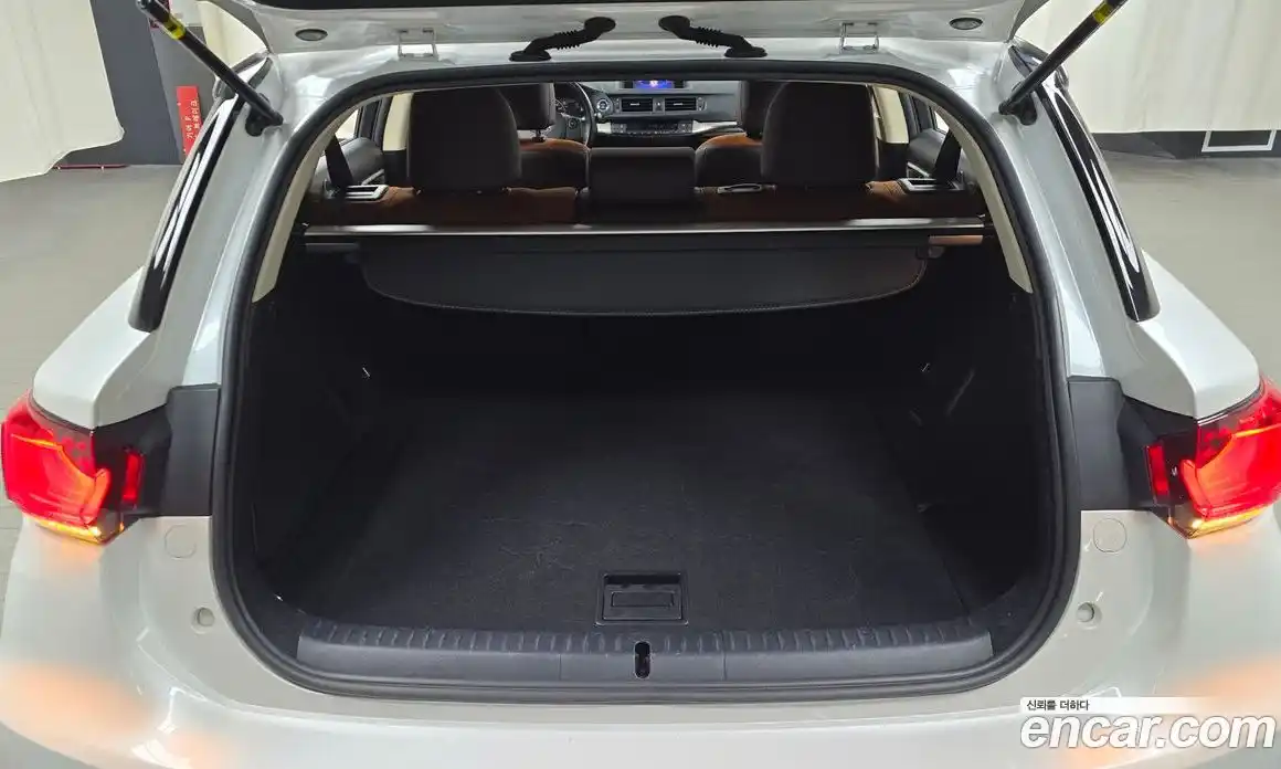 Lexus CT200h 2018 1.8 Автомат в Москве № 329613, фото 4