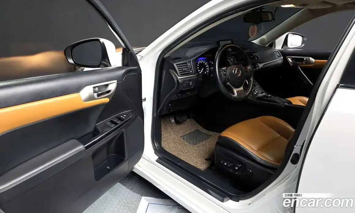 Lexus CT200h 2015 1.8 Автомат в Москве № 168182, фото 9