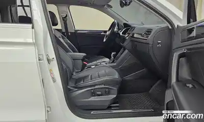 Volkswagen Tiguan 2023 2.0 Автомат в Москве № 199079, миниатюра 3