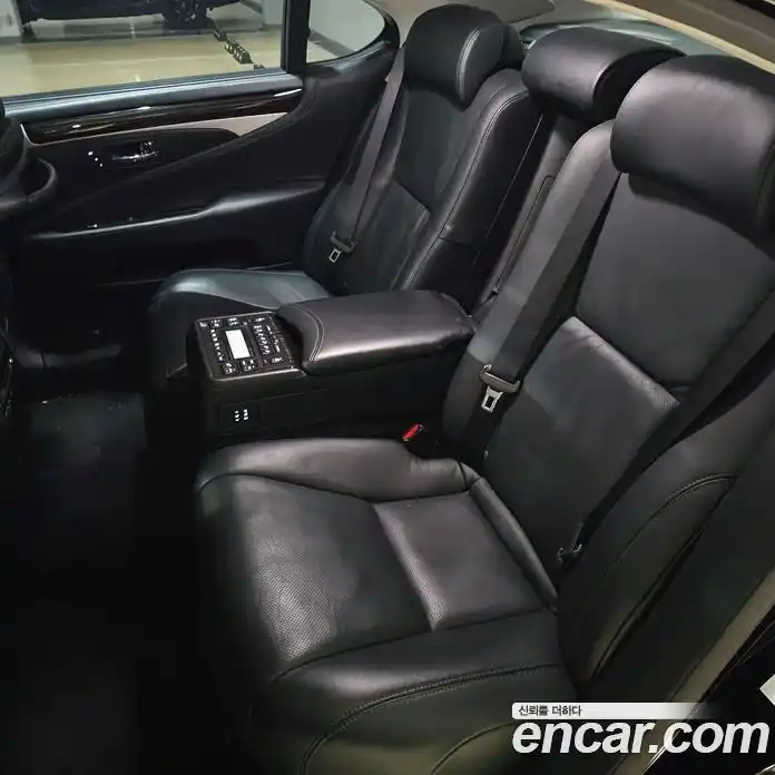Lexus LS 2016 5.0 Вариатор в Москве № 214863, фото 6