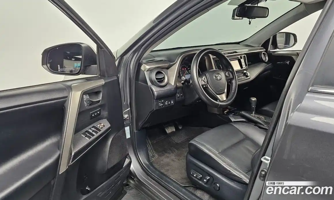 Toyota RAV4 2015 2.5 Автомат в Москве № 258840, фото 10