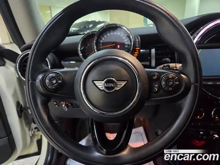Mini Cooper 2015 1.5 Автомат в Москве № 154253, фото 9